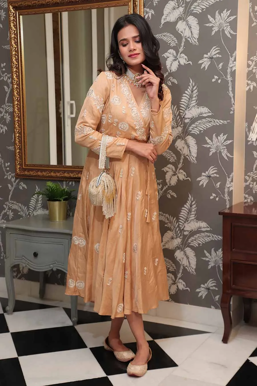 Beige Pankhudi Embroidered Jutti